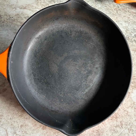 Le Creuset 9” Double Spout Cast Iron Skillet #23 - Picture 3 of 5